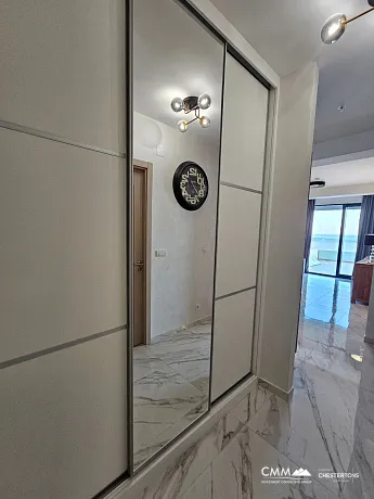 Deniz Kenarında Lüks: Rafailoviç'te Panoramik Manzaralı Şık Daire